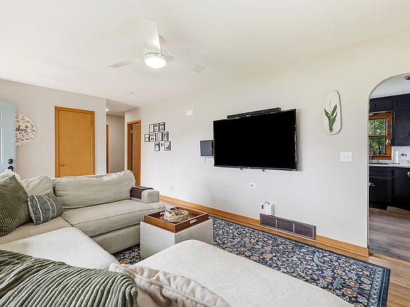 5th image of 565 N Elm St