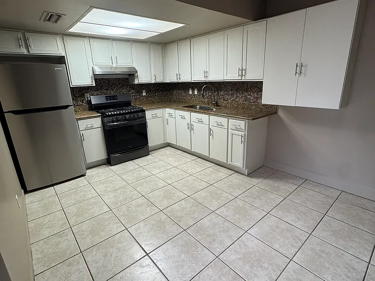 8918 W Glenrosa Ave — Photo 3