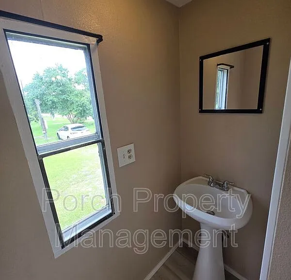 1207 Mills Ave — Photo 6