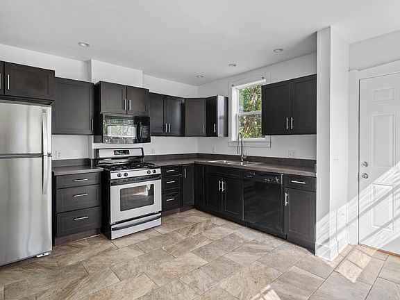 3rd image of 920 W Rich St