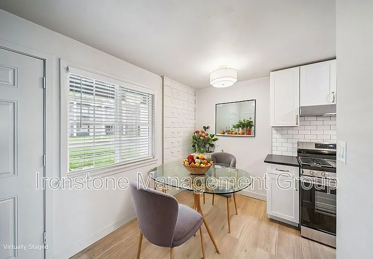 109 S 9th St #206 — Photo 27