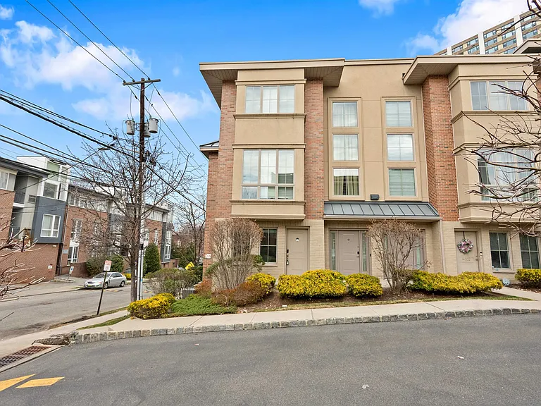 200 Laird Ave #101 — Photo 25