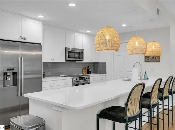 10 E Washington St APT 2J, Greenville, SC 29601