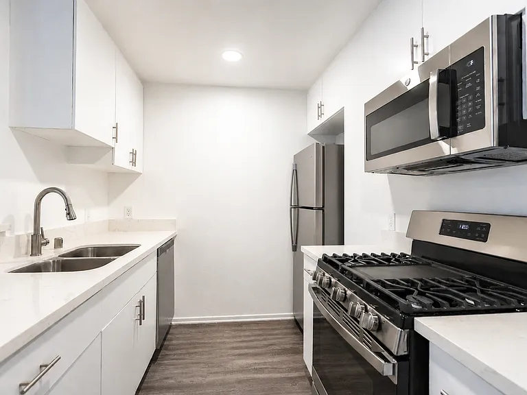 314 South Manhattan Place — Photo 22