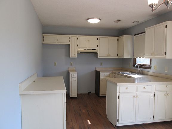 3rd image of 218 Whispering Woods Dr