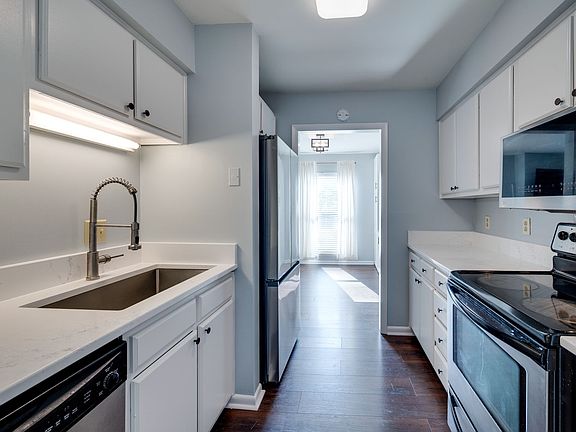 4th image of 404 Summit Ridge Pl
