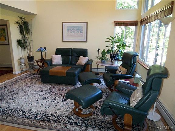 3rd image of 15 Apple Hill Dr