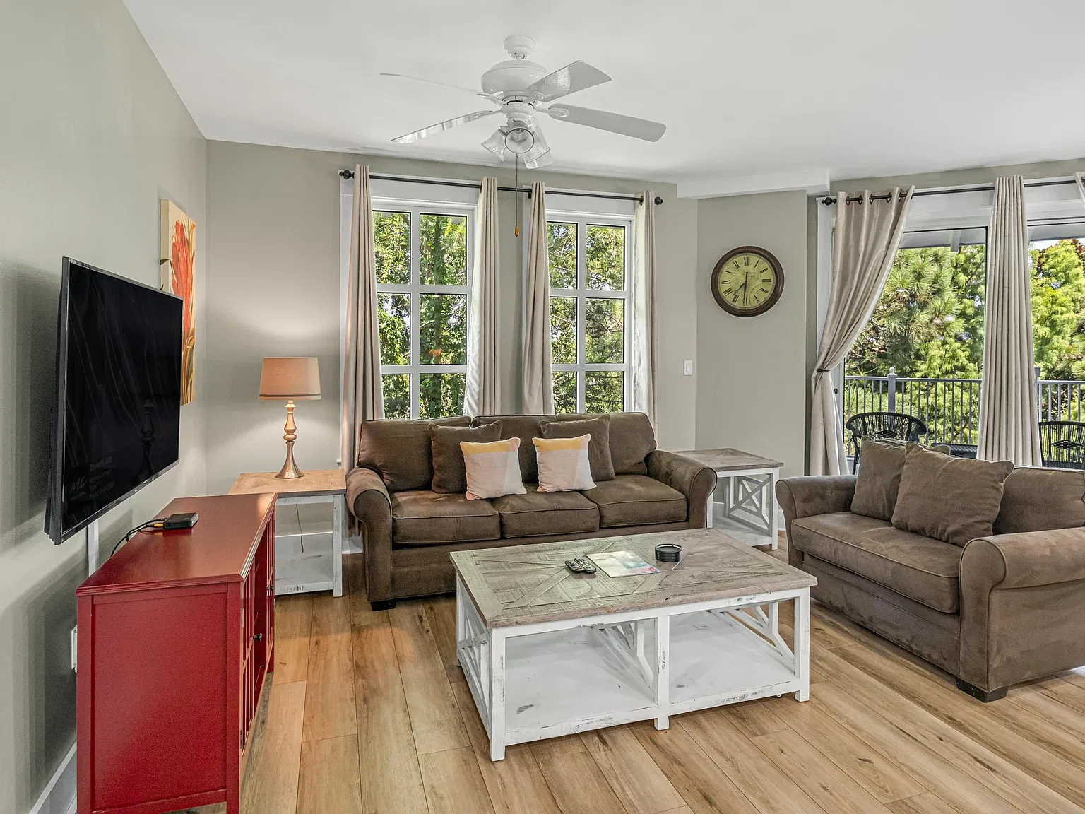 2 bed, 843 sqft, $2,823 — Photo 2