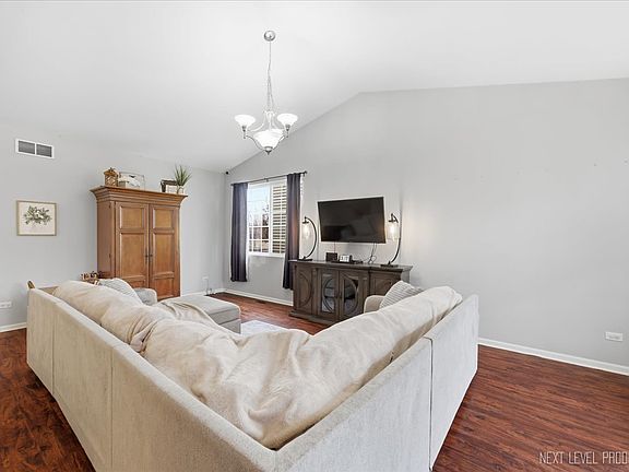 3rd image of 103 E Daisy Ave