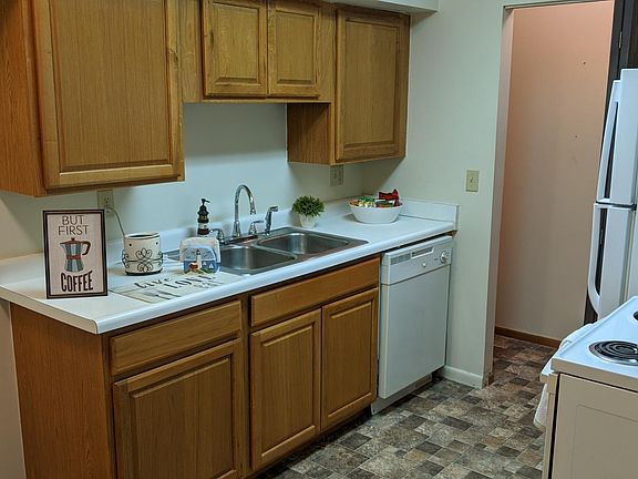 3rd image of 1131 Michigan Ave E APT 17