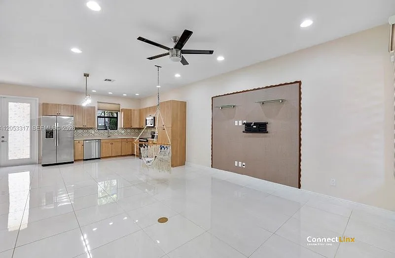 3 bed, 3.0 bath, 1617 sqft, $3,450 — Photo 4