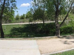 811 Dull Knife Dr, Hutchinson, KS 67502