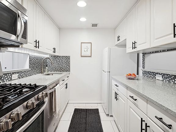 5th image of 148 W 23rd St APT 10B