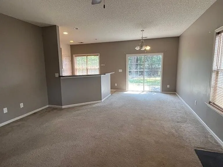 1015 Foxridge Way — Photo 5