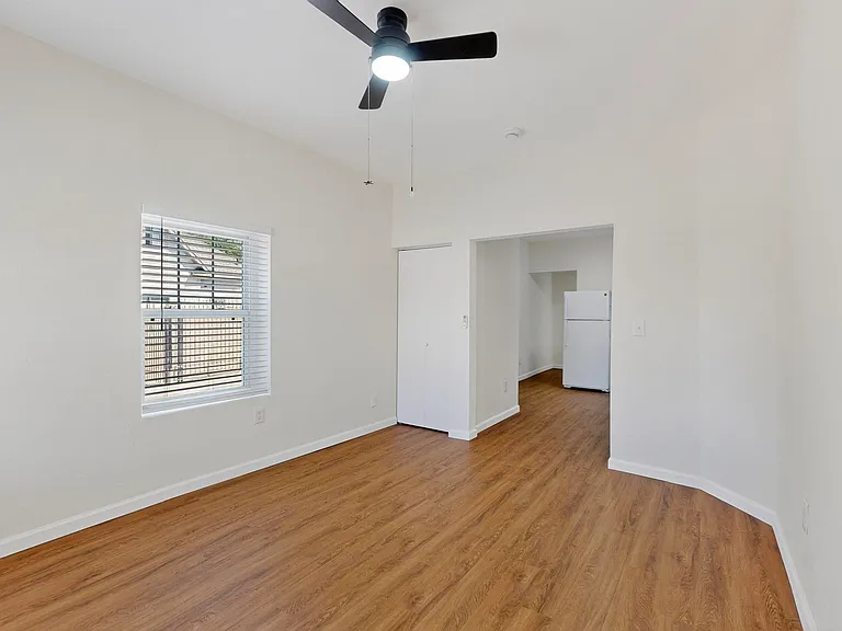 424 Broadway Blvd SE — Photo 2