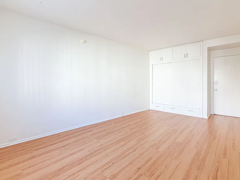 667-669 Levering Ave — Photo 6