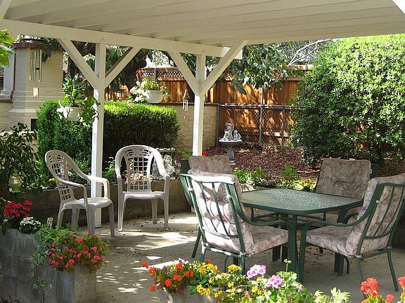 Covered patio in the oaks