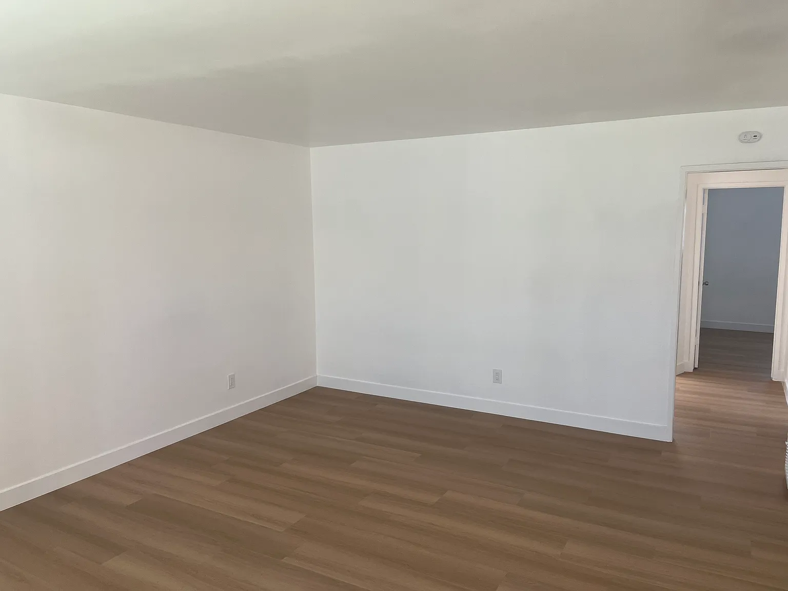 2 bed, 885 sqft, $1,900 — Photo 2