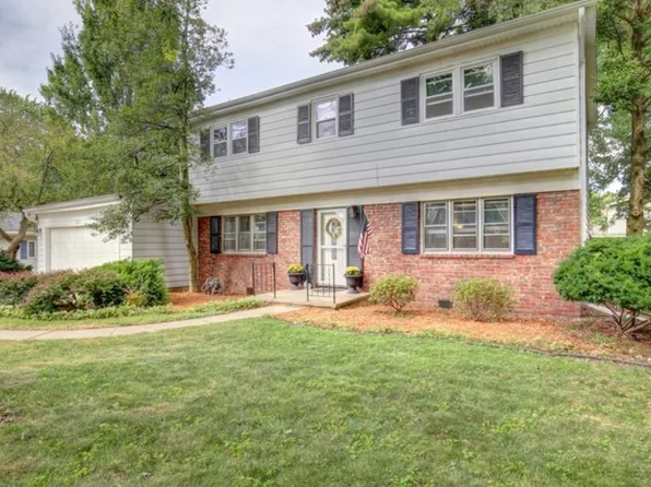 903 Holiday Dr, Champaign, IL 61821