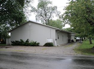 305 Sycamore Ave, Newton, IL 62448