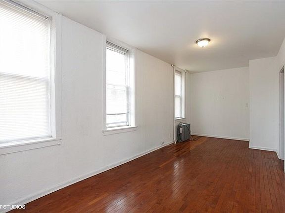 3rd image of 1621 N Richmond St APT 1R