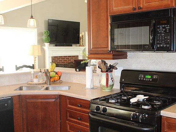 5th image of 517 Sterling Water Dr