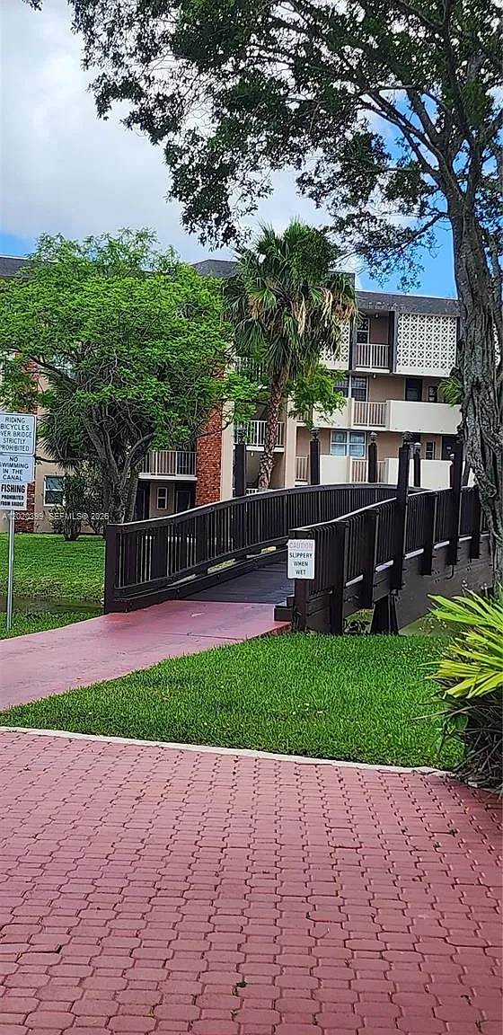 Lauderdale Oaks Condo I — Photo 2