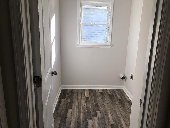 5th image of 909 Glasgow Dr NW