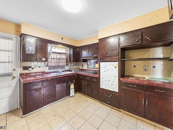 5th image of 466 Delavan Ave