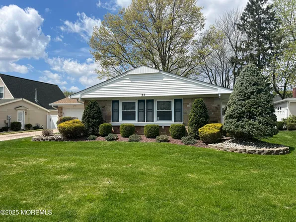 32 Idlewild Ln, Aberdeen, NJ 07747
