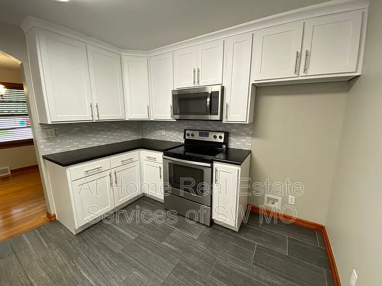 1526 S Kentwood Ave — Photo 6