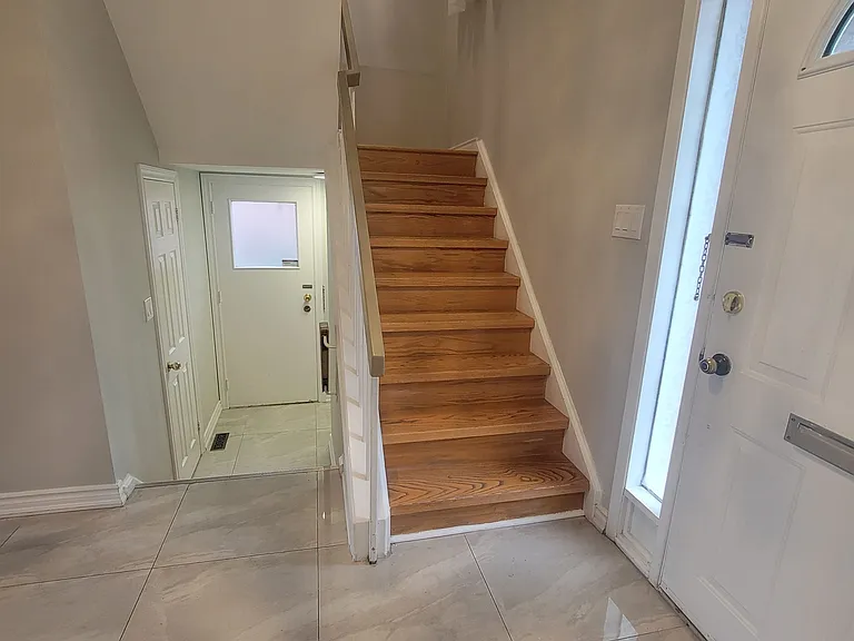 28 Holsworthy Cres — Photo 4
