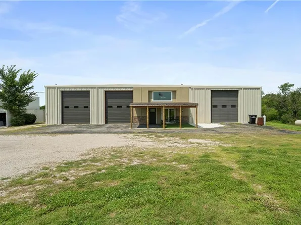 680 NW County Road M, Centerview, MO 64019