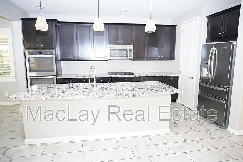 3 bed, 3.0 bath, 2363 sqft, $3,200 — Photo 2