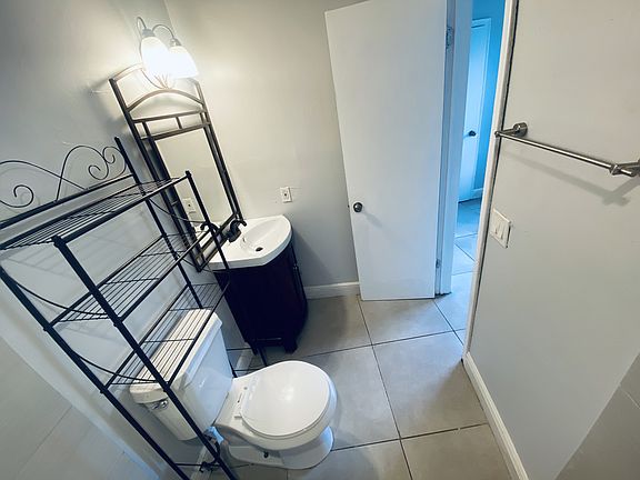 5th image of 921 SW 10th Dr #2