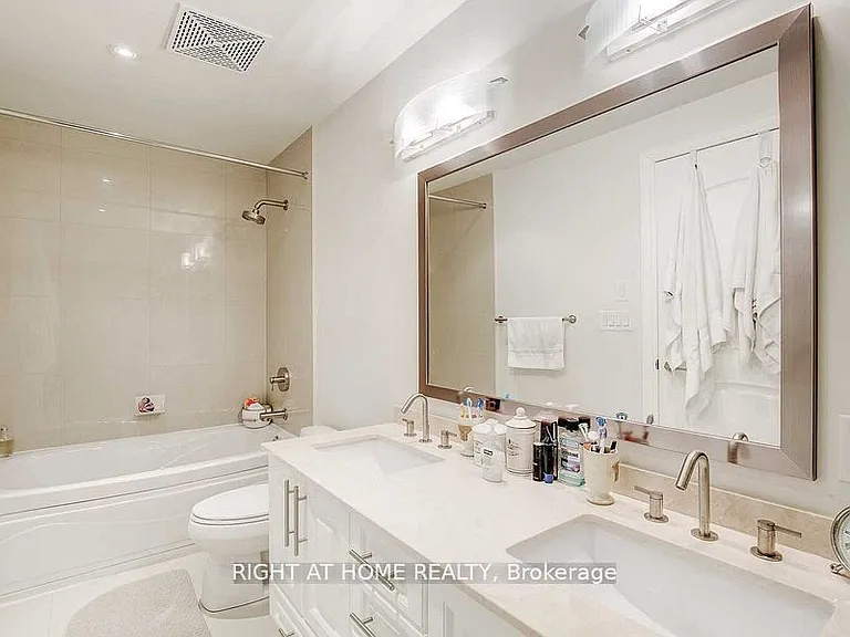 16 Harbour St #4904 — Photo 9