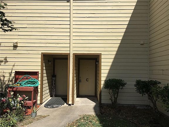 2nd image of 2305 Capitan Dr APT C
