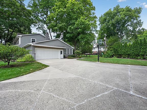 4th image of 32240 Robinhood Dr
