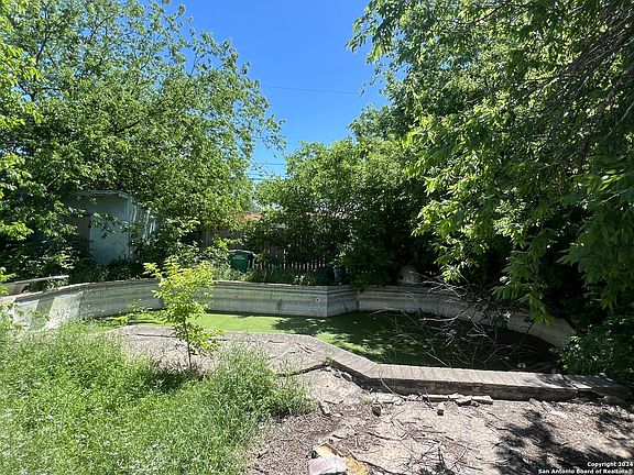 3rd image of 122 Laurelwood Dr