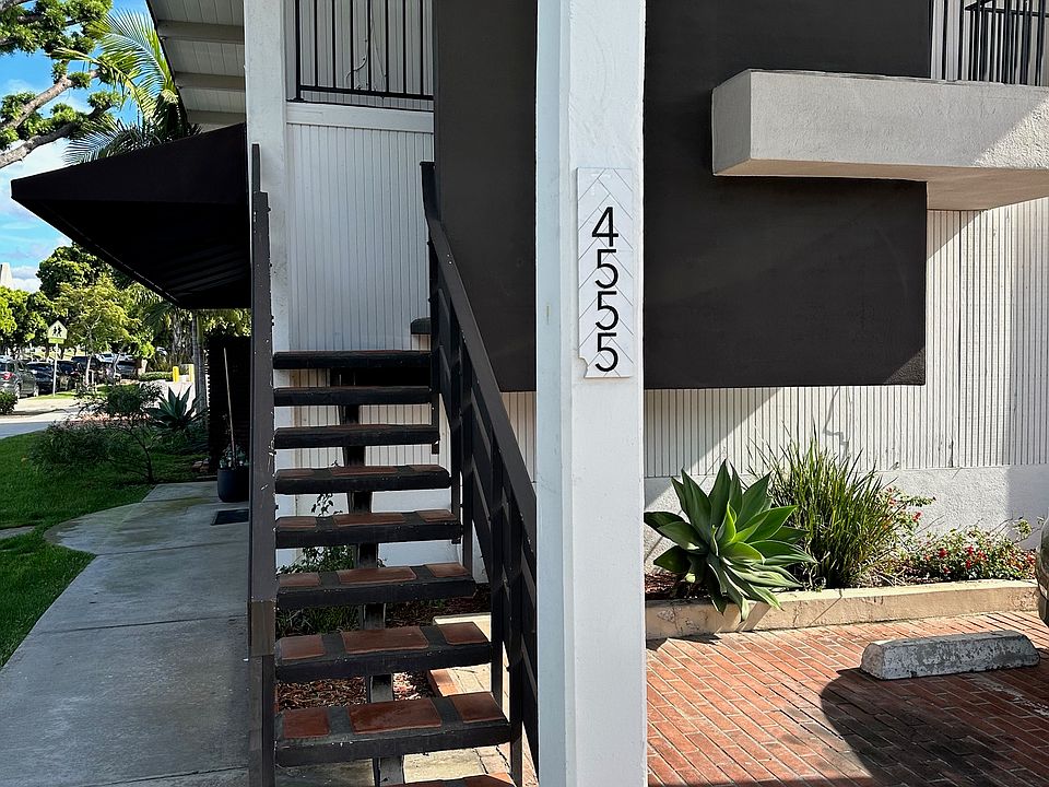 Entrance with 2 parking spots in front