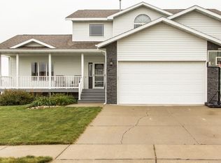 4433 Boulder Ridge Rd, Bismarck, ND 58503