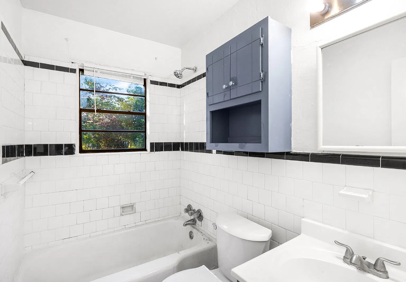 3 bed, 1.0 bath, 981 sqft, $1,450 — Photo 2