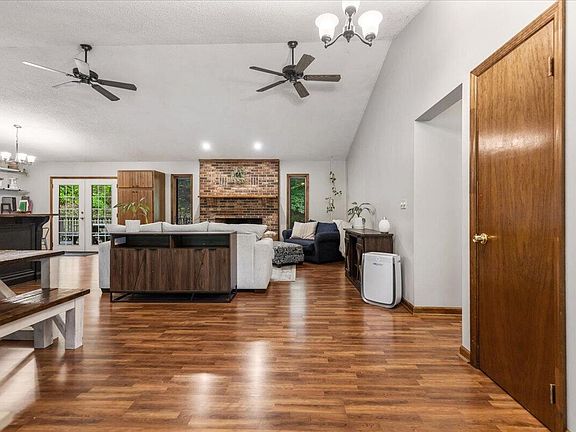 5th image of 400 Mapleton Dr NW