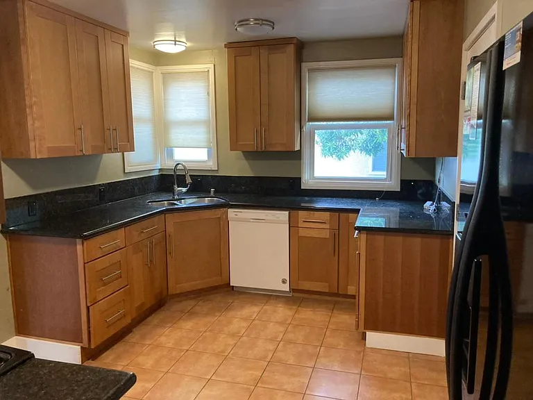 210 Wilton Ave — Photo 5