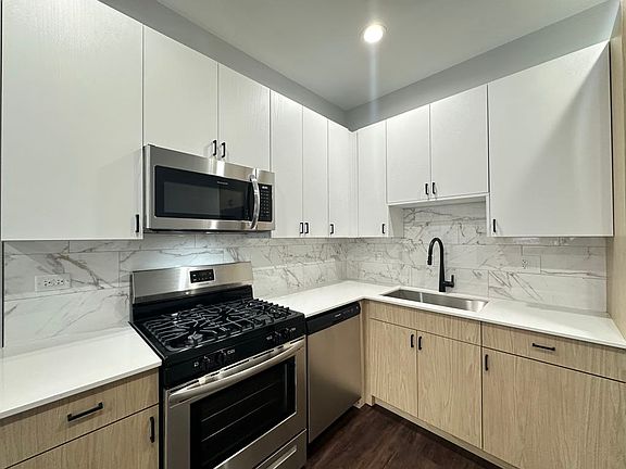 3rd image of 2171 W Wilson Ave #6H