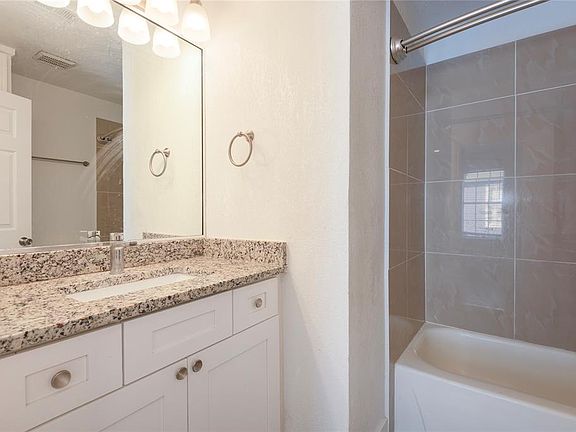 5th image of 4624 San Jacinto St #4624D