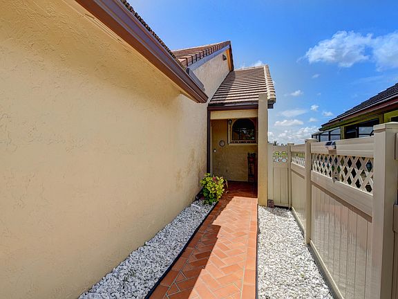 4th image of 6860 Bitterbush Pl