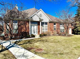 422 Commons Cir, Clarendon Hills, IL 60514