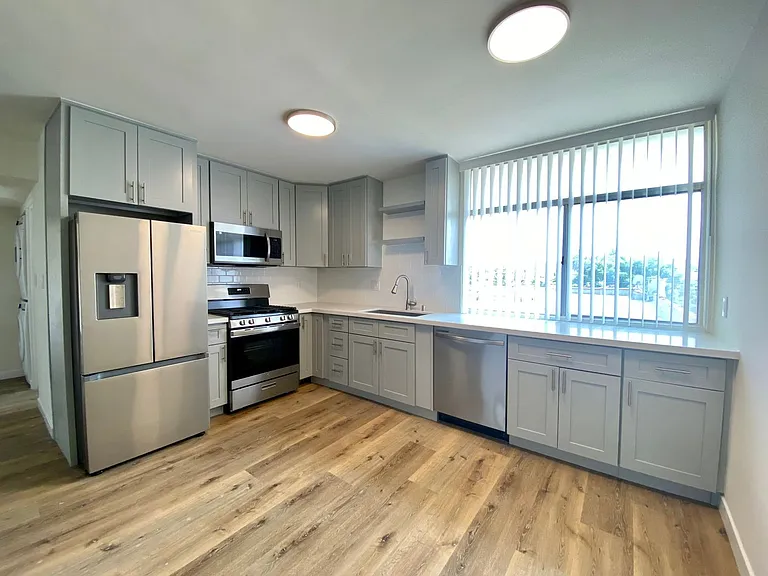 511 N Kenmore — Photo 3