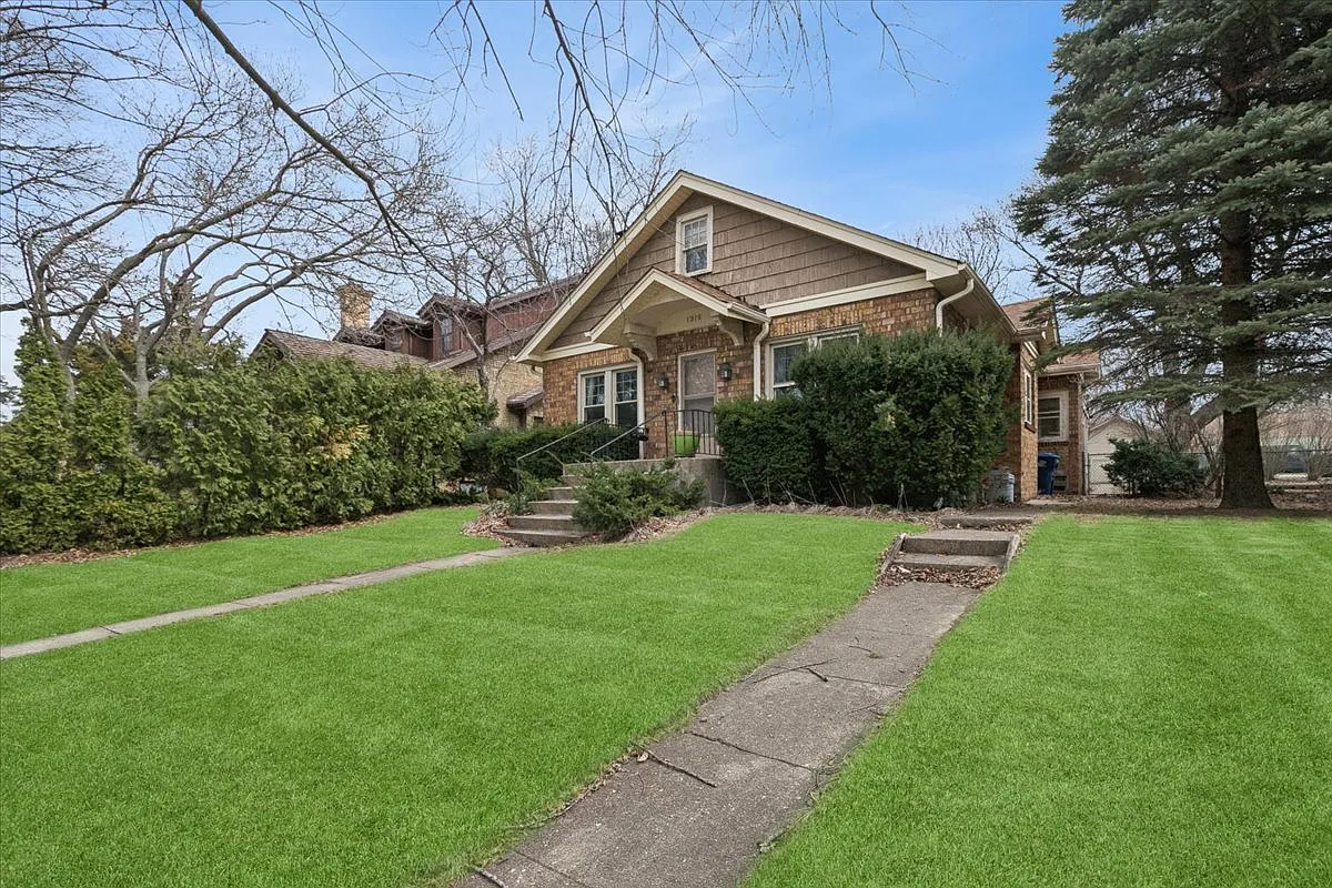 1319 N Ash St photo 1